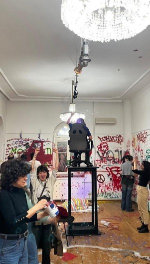 MONSTRUOZNO! JEZIVE SCENE UNIŠTENOG SKC-A Blokaderi foteljaši gazili srpsku zastavu i terali druge da je gaze (FOTO)