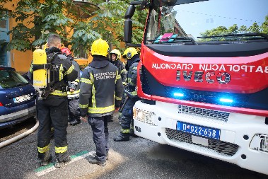 VELIKI POŽAR U SUBOTICI Gori porodična kuća, vatrogasci na terenu (VIDEO)