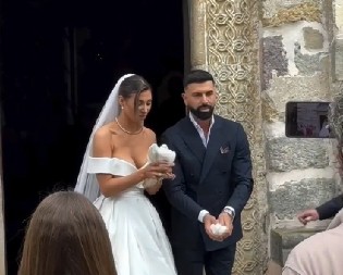 OŽENIO SE BIVŠI UČESNIK FARME! Žene su ludele za njim, a njoj se zavetovao na večnu ljubav (FOTO)