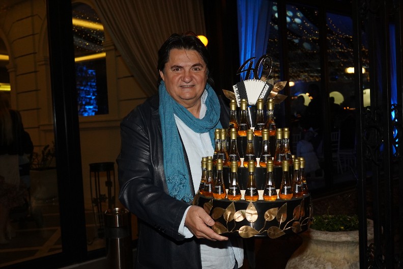 "GRABOVAC JOŠ PAMTI PRVU SVADBU KEMIŠA" Komšije otkrile tajnu harmonikaša, pa pomenule Vesnu i Zoricu, o jednoj pevačici izustili zabranjeno