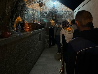 ZAVET U PARU BELIH VUNENIH ČARAPA Neobičan običaj kod moštiju čudotvorca iz Ostroga