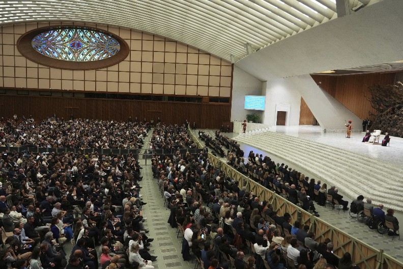 PAPA LAV XIV PRVI PUT PRED NOVINARIMA IZ CELOG SVETA Evo šta je poručio (FOTO)