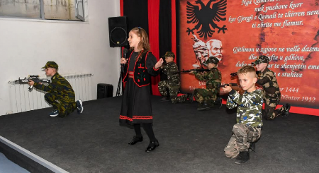 DECA U UNIFORMAMA TERORISTIČKE OVK! Albanci upotrebili najmlađe za promovisanje VELIKE ALBANIJE (FOTO)