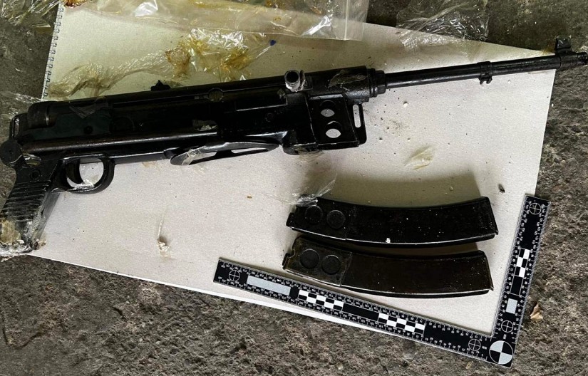 U KUĆI ŠMAJSER U AMBARU KARABINI Policija uhapsila muškarca iz okoline Aranđelovca zbog arsenala oružja