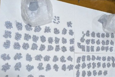 UŽAS U INĐIJI Tinejdžer valjao drogu za dilere, pa mu policija zakucala na vrata i  pronašla veliku količnu EKSTAZIJA