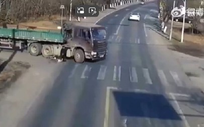 HOROR SCENA NA PUTU Kamion pregazio biciklistu, ono što se zatim desilo je šok nad šokovima! (VIDEO)