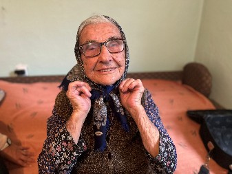 ŽENE, RAĐAJTE DECU I NE BUDITE LENJE Baka Rada sa Kablara gazi desetu deceniju života, ima četiri kćerke i čak 18 praunučića