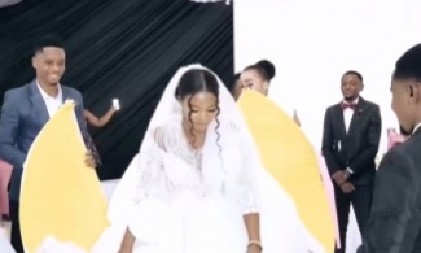 A MISLILI SMO DA SMO SVE VEĆ VIDELI Mlada na venčanju pokrenula bizaran trend, kada se pojavila pred oltarom, gosti se zabezeknuli! (VIDEO)