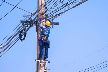 VIC DANA Psuju dva električara na banderi...