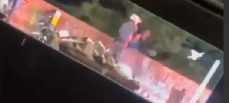 POLICAJAC BACA MUŠKARCA SA MOSTA, NJEGOVE KOLEGE MIRNO POSMATRALE! Skandalozan uznemirujući video trese Brazil! (VIDEO)