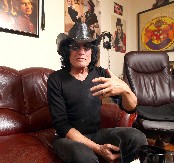 PRVA FOTOGRAFIJA MILIĆA VUKAŠINOVIĆA NAKON AMPUTACIJE NOGE Roker pokazao kako izgleda, sve su iznenadile njegove reči! (FOTO)