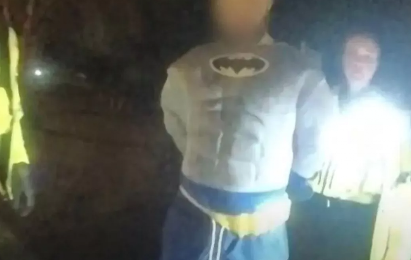 PIJANI BETMEN BEŽAO OD POLICIJE Automobilom udario u stub, meštani u šoku (FOTO)