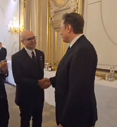 PREMIJER VUČEVIĆ I ILON MASK SE SRELI NA SVEČANOSTI U PARIZU Srdačan razgovor u Jelisejskoj palati (FOTO)