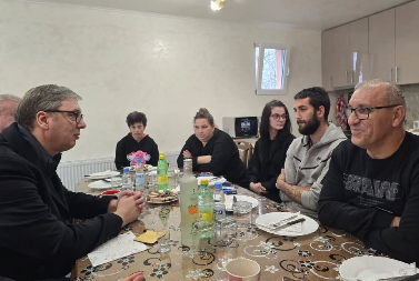 "NISAM MOGAO DA IM UMANJIM BOL, UVEK ĆU BITI UZ OVU DIVNU PORODICU"! Vučić u poseti porodici Firić koja je izgubila tri člana u nesreći u Novom Sadu (FOTO)
