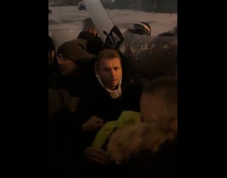 STANIVUKOVIĆ SE SUKOBIO S POLICIJOM: Pogledajte napad na parkingu kod zgrade vlade (VIDEO)