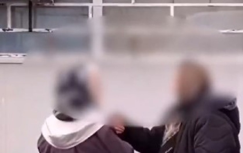 DVE BABE ZAMALO DA IŠČUPAJU GUŠU JEDNA DRUGOJ U LEŠTANIMA! Prolaznik navijao: "Udri je bakuta!" (VIDEO)