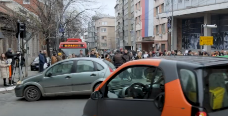 "NEPOLITIČKA" BORBA STUDENATA BLOKIRA SRBIJU, PRESELILI SE NA ULICE Svi se pitaju "zašto" dok dirigenti zadovoljno trljaju dlanove (VIDEO)