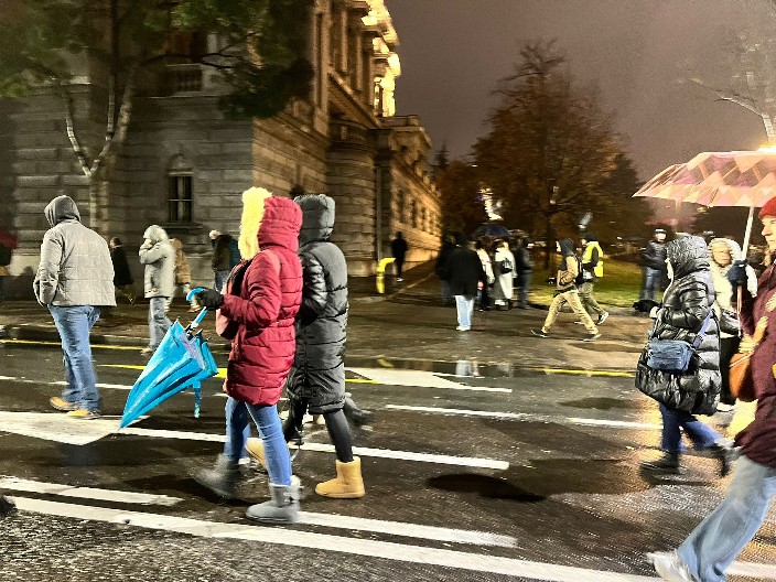 STRANI FAKTOR ,,SKINUO RUKAVICE“: Švedski nevladin sektor se uključuju u finansiranje ,,studentskih“ protesta i blokada srpskih univerziteta