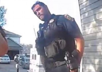 ''BOG TE BLAGOSLOVIO'' Policajac pokazao ljudskost i pomogao uplakanoj ženi, njegov herojski potez oduševio je javnost! (VIDEO)