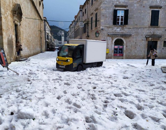 30 CM LEDA PREKRILO DUBROVNIK Oluja napravila haos u Hrvatskoj, na moru se pojavila vodena pijavica (FOTO)