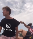 HOROR NA KROVU Devojka pala sa zgrade dok je pozirala s dečkom, šokantan snimak uznemirio svet! (VIDEO)