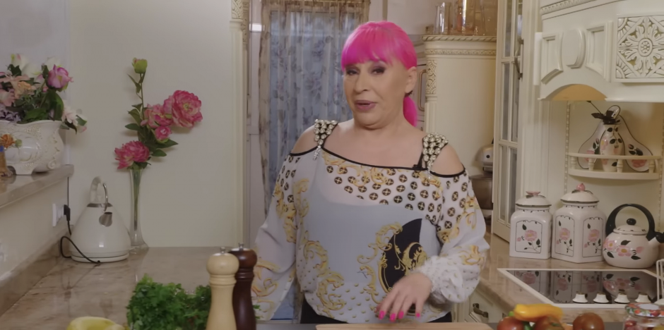 LUSTERI OD KRISTALA, OGROMAN BAZEN I RAJ NA ZEMLJI! Zavirište u raskošnu vilu Zorice Brunclik u Krnjači, ovo ne može svako da priušti!