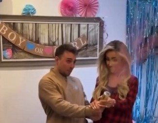 OTKRIVANJE POLA BEBE PRETVORILO SE U DRAMU Svekrva utrčala i sve upropastila, trudnica ostala u šoku! (VIDEO)