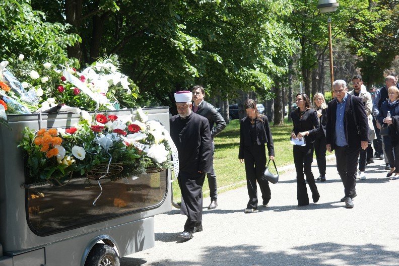 SAHRANJEN GLUMAC EROL KADIĆ Udovica i ćerka neme od bola, potresne scene na groblju (FOTO)