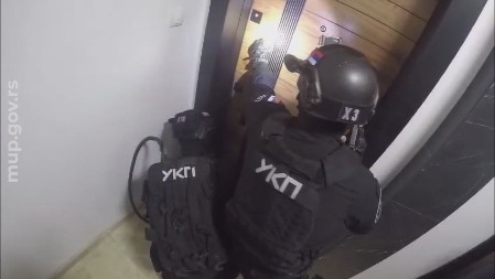 POLICIJA, RUKE GORE, LEZI DOLE! Uhapšeni pripadnici auto-mafije s kokainom, objavljen snimak FILMSKE akcije policijie! (FOTO/VIDEO)