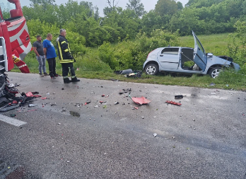 TEŠKA NESREĆA NA MAGISTRALNOM PUTU, SUDAR KAMIONA I AUTOMOBILA! Državljanin Srbije sa teškim povredama prevezen u UKC RS