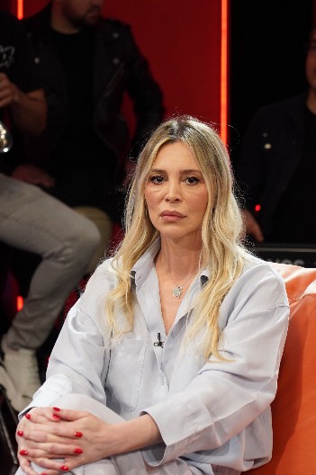 "SA BIVŠIM MUŽEM SAM SUPER, DOK SE NE ČUJEMO" Obožavali su je, bila je utra popularna, rodila sina fudbaleru, a onda nestala, evo šta danas radi Sani Armani