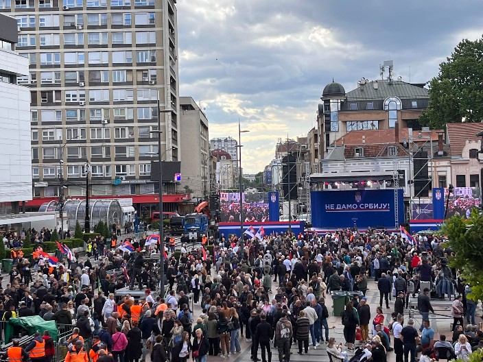 CENTAR NIŠA VEĆ SAD PUN, NEMA GDE IGLA DA PADNE! Sve veći broj ljudi pristiže na Svenarodni sabor! (FOTO/VIDEO)