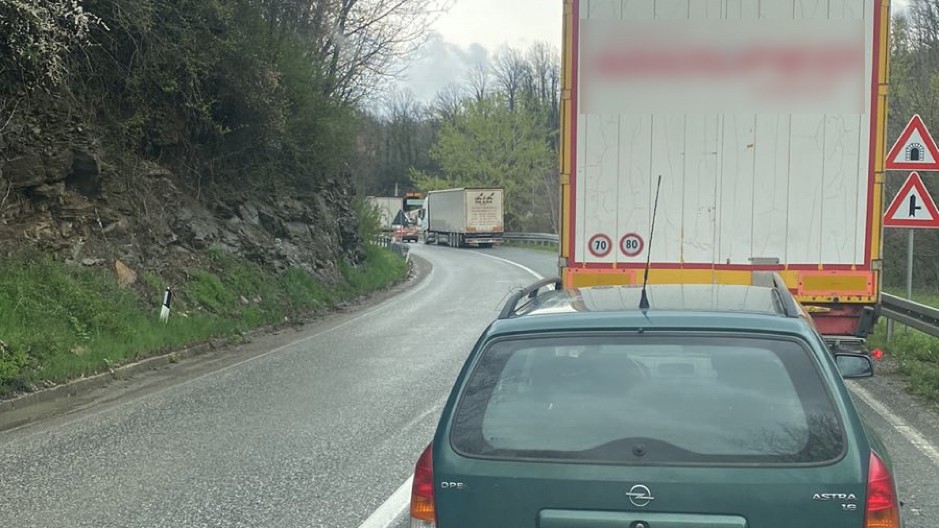 SUDAR AUTOBUSA I KAMIONA U KRIVINI KOD PRIBOJA Saobraćaj u prekidu