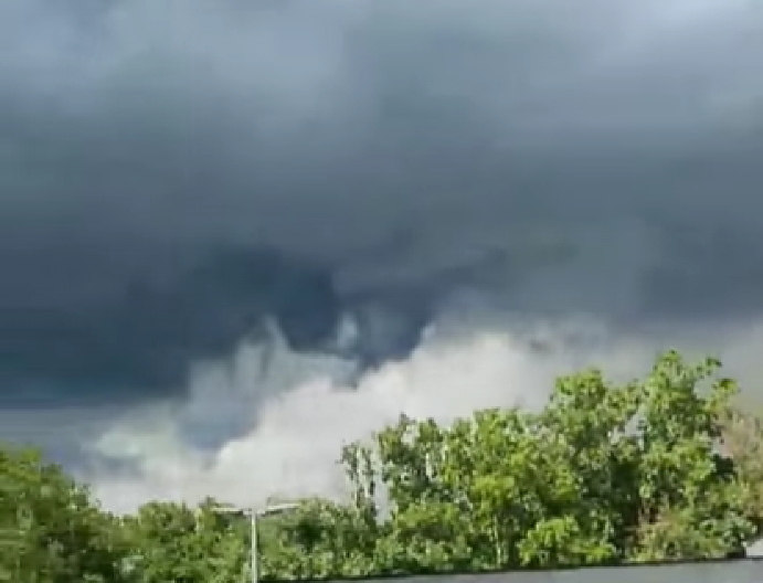 APOKALIPTIČNE SCENE SNIMLJENE U PANČEVU Svi gledaju u nebo, ovo dugo nije viđeno (VIDEO)
