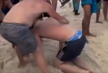 "JA SAM TAJ ČOVEK, MISLIO SAM DA ĆU UMRETI" Pojavio se dramatičan snimak, mladić preživeo horor na plaži (VIDEO)