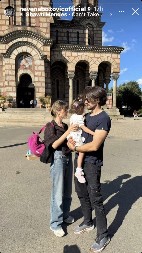 MUŽA MOĆNIKA KRIJE OD JAVNOSTI, A SADA POKAZALA SINA Prvi snimak naše pevačice sa naslednikom, evo šta se dešava u njenom domu