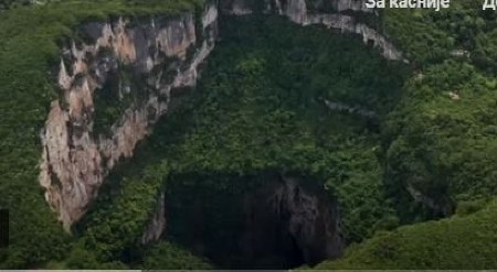 ZEMLJA SE OTVORILA, A ISPOD HOROR Naučnici zanemeli: "Ovo ne bi trebalo da postoji"