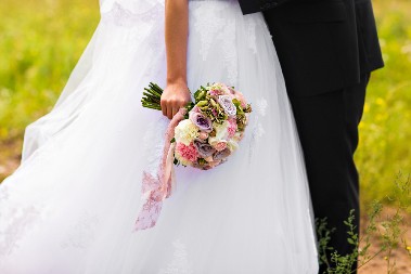 MLADOŽENJU UHVATILI U STRASTVENOM ZAGRLJAJU S KUMOM! Prevario suprugu na dan venčanja, gosti zanemeli od šoka!