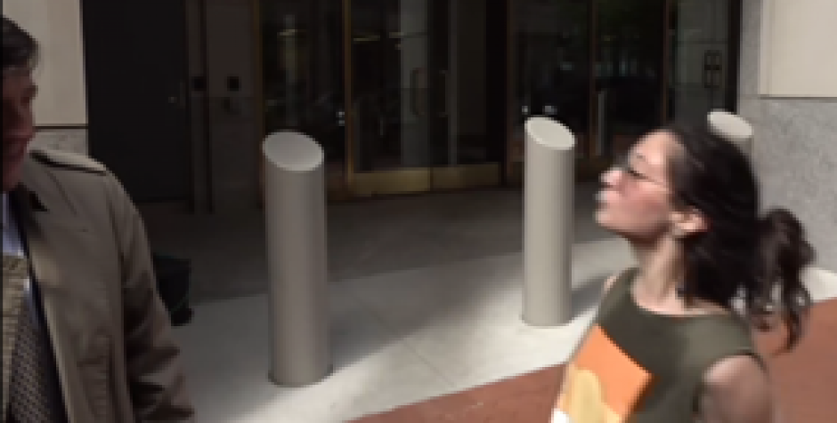 "TI SI ODVRATAN ČOVEK" Skandal u Vašingtonu, žena pljunula bivšeg tužioca! (FOTO)