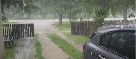 SNAŽAN GRAD SE SRUČIO NA PANČEVO! Neverovatan snimak nevremena iz ovog grada (VIDEO)