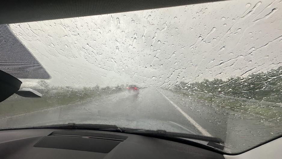 JEZIVO NA AUTO-PUTU MILOŠ VELIKI, NE VIDI SE PRST PRED OKOM Snažno olujno nevreme stiglo do Ljiga, krupan grad razbio staklo na automobilu! (VIDEO)