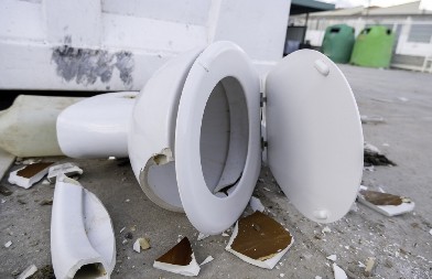 NEVEROVATAN PRIZOR USRED OLUJE Ušao u WC i zatekao SCENU IZ HOROR FILMA! (VIDEO)