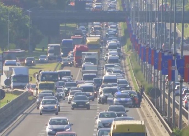 PRVE SLIKE LANČANOG SUDARA KOD TOŠINOG BUNARA, STVORILE SE KILOMETARSKE KOLONE DO KONJARNIKA U udesu učestvovalo 5 automobila