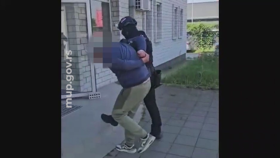 KUBANAC (28) NA NOVOM BEOGRADU TUKAO SUPRUGU, PA JE OBORIO NA POD I POKUŠAO DA JE UDAVI! Iživljavao se naočigled dece!