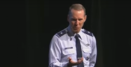 AMERIČKI GENERAL DIŽE UZBUNU! NJEGOVE REČI SU ODJEKNULE, GOVOR JE ODMAH PRIVUKAO STOTINE HILJADA LJUDI " Imaju moćno oružje! Oslepeće nas"