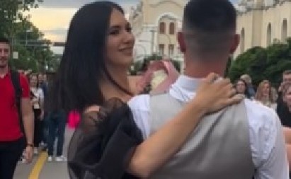 DŽENTLMENSKI GEST MATURANTA ODUŠEVIO SRBIJU Devojka nagazila na haljinu,  a onda je on pokazao šta znači biti čovek! (VIDEO)