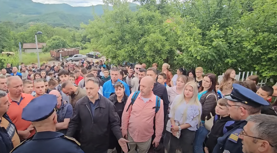 PROTEST GRAĐANA U LEPOSAVIĆU Policija ne dozvoljava prilaz Hali sportova! Na ulazu tabla sa simbolima tzv. Kosova (VIDEO)