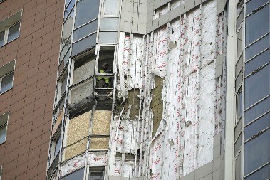 PRVE SLIKE NAKON ŠTO SE UNIŠTENI UKRAJINSKI DRON SRUŠIO NA ZGRADU U MOSKVI Eksplozije odjekivale u sred noći (FOTO/VIDEO)