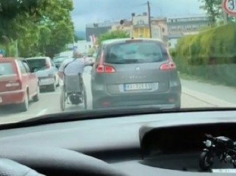 VOZAČ IZ KRAGUJEVCA URADIO NEŠTO ŠTO SE RETKO VIĐA Dirljiv snimak sa osobom u kolicima raznežio region! (VIDEO)