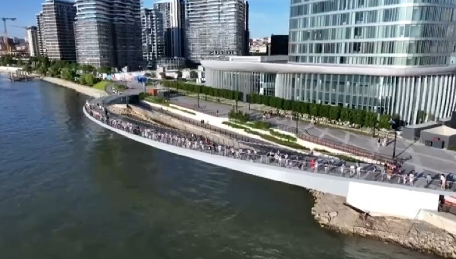 VIŠE LJUDI NA KARNEVALU BRODOVA NEGO NA BLOKADAMA Narod je pokazao šta misli o obojenoj revoluciji - bira normalan život i napredak (VIDEO)